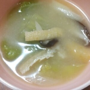 油揚げ・椎茸・白菜・ねぎの味噌汁